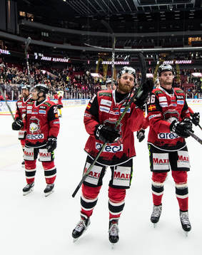 Malmö Redhawks Anton Mylläri och Kim Rosdahl jublar
