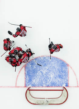 Malmö Redhawks spelare jublar med målvakt Oscar Alsenfelt