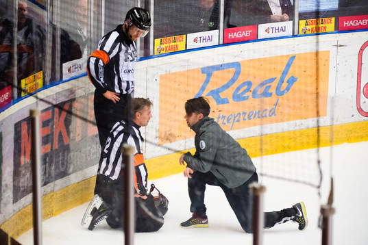 Domare Mikael Andersson har ont