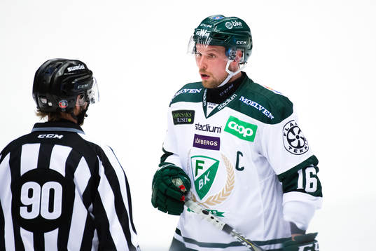 Färjestads Alexander Johansson i samtal med domaren