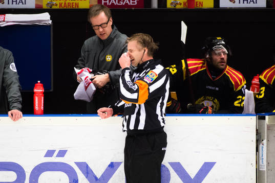 Domare Mikael Andersson har ont