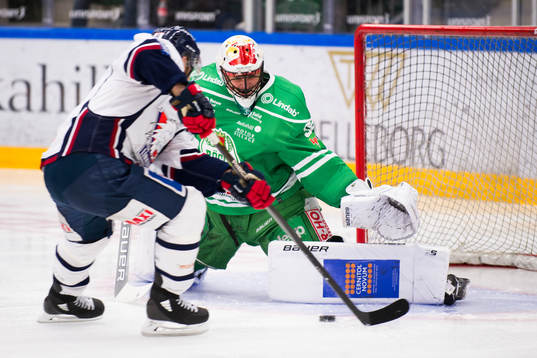 Linköpings Derek Roy gör mål bakom Rögles målvakt