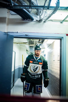 Färjestads Dick Axelsson före ishockeymatchen i SHL