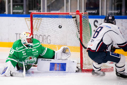 Linköpings Derek Roy gör mål bakom Rögles målvakt