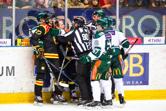 Bråk mellan Brynäs Kevin Clark och Färjestads Dick