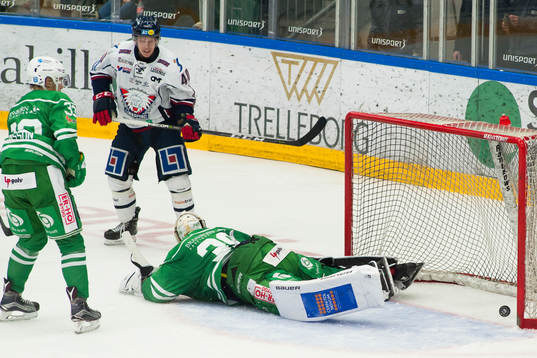 Linköpings Almen Bibic (ej på bild) gör mål bakom