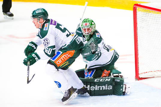 Färjestads målvakt Stefan Steen räddar skott bakom