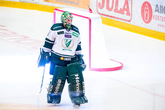 Färjestads målvakt Stefan Steen deppar