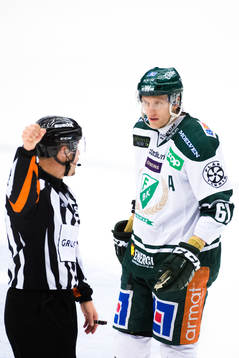 Färjestads Johan Ryno i samtal med domaren