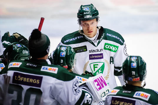 Färjestads Johan Ryno jublar med lagkamrater