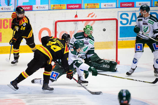 Färjestads Ilari Melart ser Brynäs Jacob Blomqvist göra