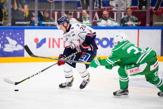 Linköpings Nick Sörensen kommer ut framför Rögles
