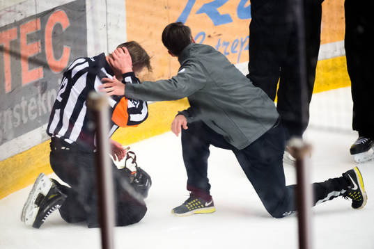 Domare Mikael Andersson har ont