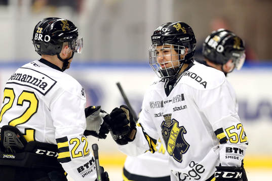 s Lukas Macklin jublar med lagkamrater