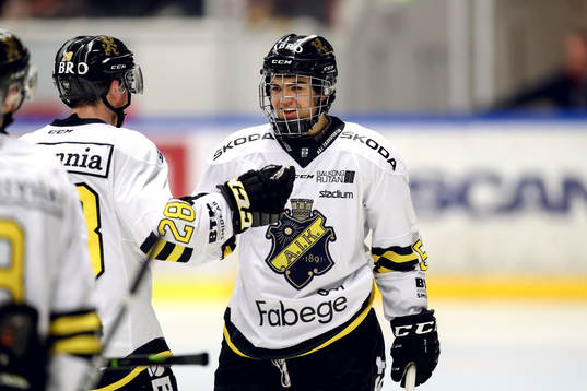 s Lukas Macklin jublar med lagkamrat