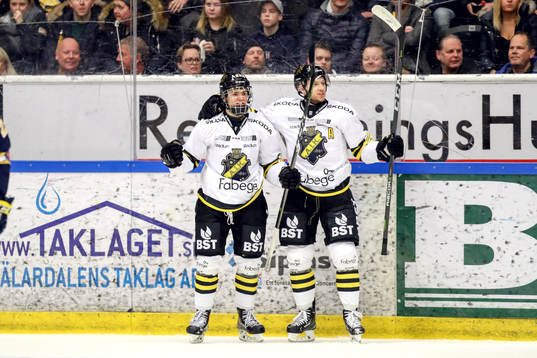 s Lukas Macklin och Andreas Hjelm jublar