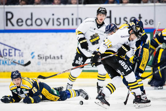 s Alexander Deilert i kamp om pucken med Södertäljes