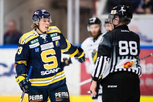 Södertäljes Måns Lindbäck diskuterar med Linjedomare
