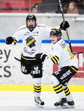 s Nils Höglander jublar med Oliver Ödman-Hadzinikolic (h)