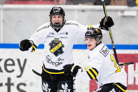 s Nils Höglander jublar med Oliver Ödman-Hadzinikolic (h)