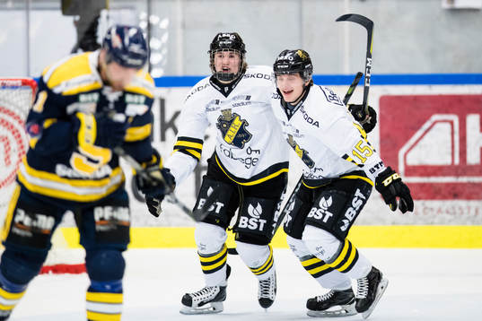 s Nils Höglander jublar med Oliver Ödman-Hadzinikolic (h)