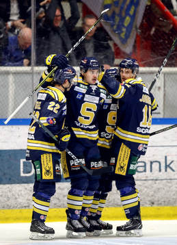 Södertäljes Thomas Valkvae Olsen jublar med lagkamrater