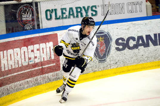 s Erik Nyström jublar eter 1-3
