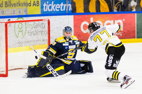 s Erik Nyström gör 1-3 bakom Södertäljes målvakt