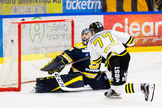 s Erik Nyström gör 1-3 bakom Södertäljes målvakt