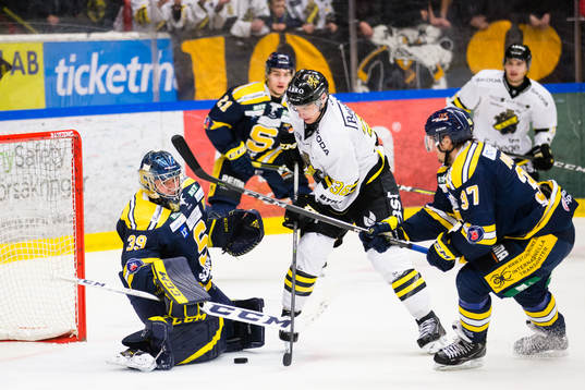 s Anton Holm med en målchans framför Södertäljes