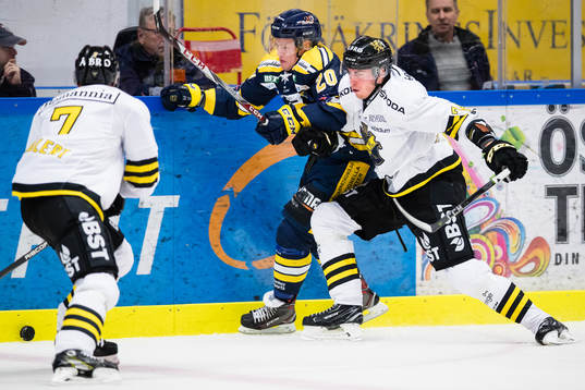 s Joakim Thelin i kamp om pucken med Södertäljes Thom
