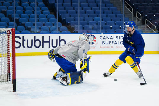Rasmus Dahlin (t h) gör ett straffmål på målvakten