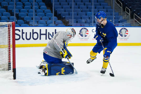 Rasmus Dahlin (t h) gör ett straffmål på målvakten