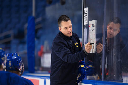 Förbundskapten Tomas Montén har en genomgång på
