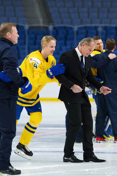 Elias Pettersson skjutsar presschefen Andreas Spångberg