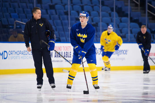 Förbundskapten Tomas Montén och Lias Andersson på