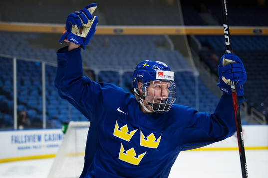 Rasmus Dahlin jublar på Sveriges träning