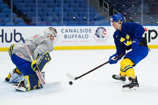 Målvakten Filip Gustavsson och Alexander Nylander på