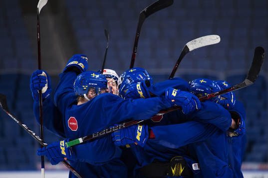 Spelare jublar på Sveriges träning