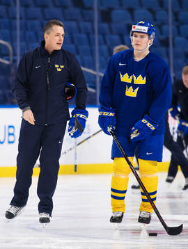 Förbundskapten Tomas Montén och Lias Andersson på