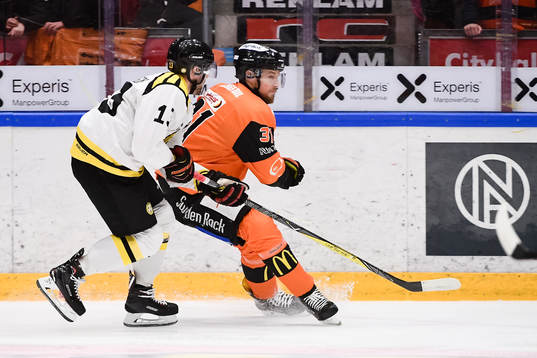 Brynäs Ryan Gunderson och Karlskronas Marcus Paulsson