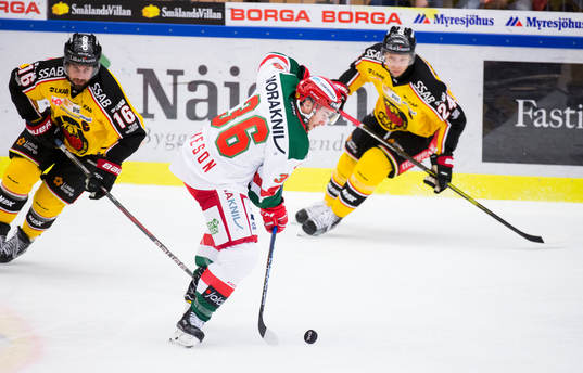 Luleås Niklas Olausson och Johan Harju jagar Moras Jason