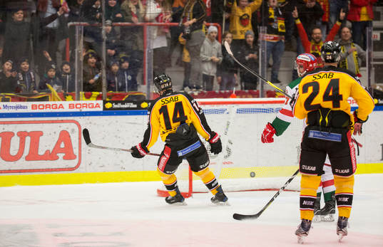 Luleås Jonas Berglund sätter 3-1 målet i tom kasse