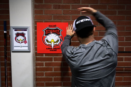 En Malmö Redhawks spelare värmer upp