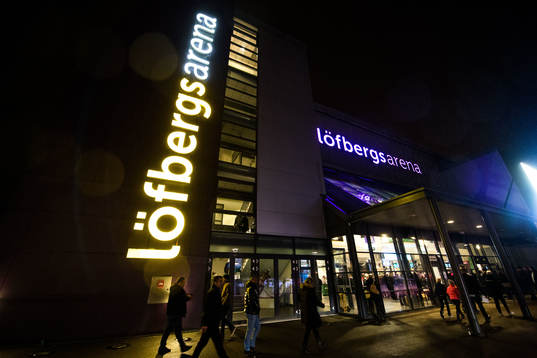 Exteriör bild på Löfbergs Arena innan ishockeymatchen i