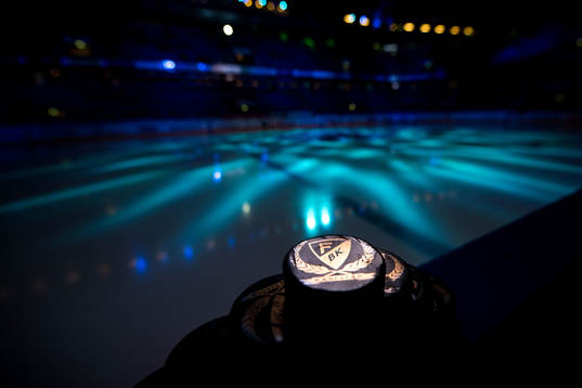 En Färjestad puck ligger på sargen