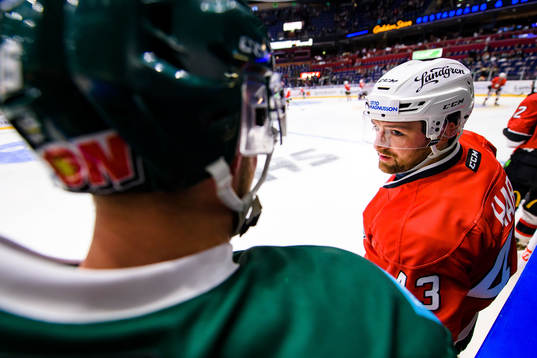 Malmö Redhawks Nichlas Hardt pratar med Färjestads