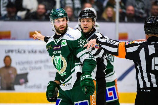 Färjestads Dick Axelsson har en diskussion med Domare