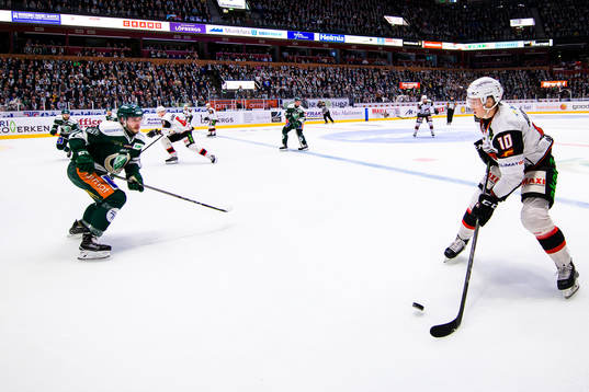 Färjestads Jesse Virtanen och Malmö Redhawks Robin Alvarez
