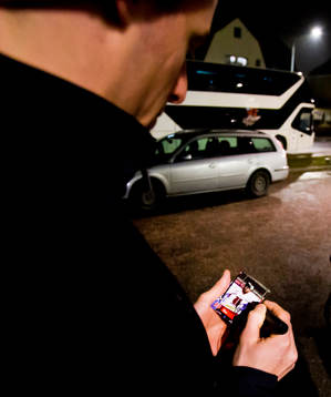 Örebros Kalle Olsson skriver autograf